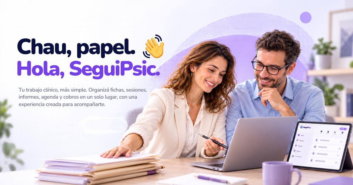 Chau, papel. Hola, SeguiPsic. Dos profesionales trabajando con tecnología, con fichas de papel sobre el escritorio.